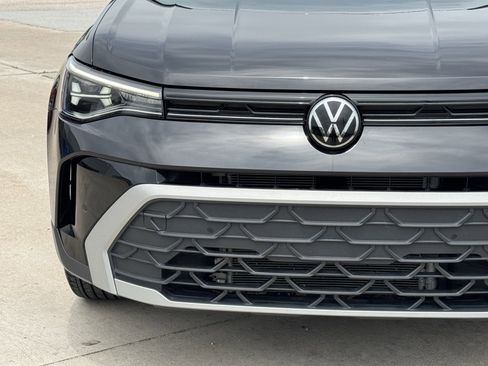 Used 2025 Volkswagen Taos SE FWD image 6
