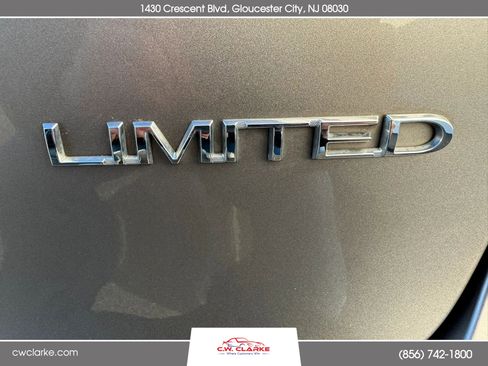 Used 2017 Chrysler Pacifica Limited w/ UConnect Theater Package image 28