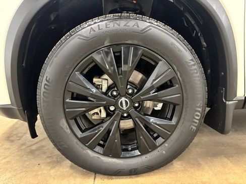 Used 2023 Nissan Rogue SV w/ SV Premium B Package FWD image 9