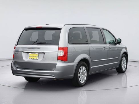 Used 2016 Chrysler Town & Country Touring FWD image 6