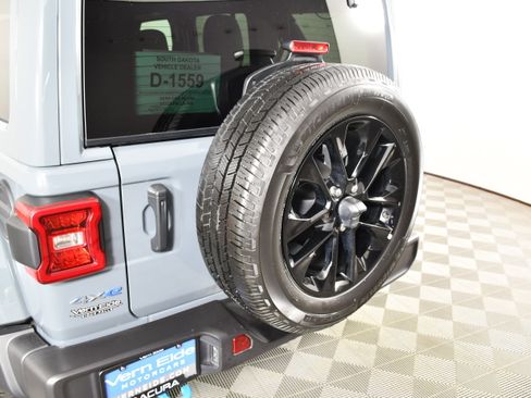Used 2024 Jeep Wrangler Unlimited Sahara AWD/4WD image 15