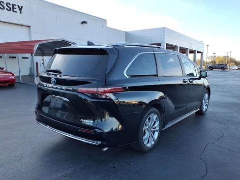 Used 2022 Toyota Sienna Platinum image 3