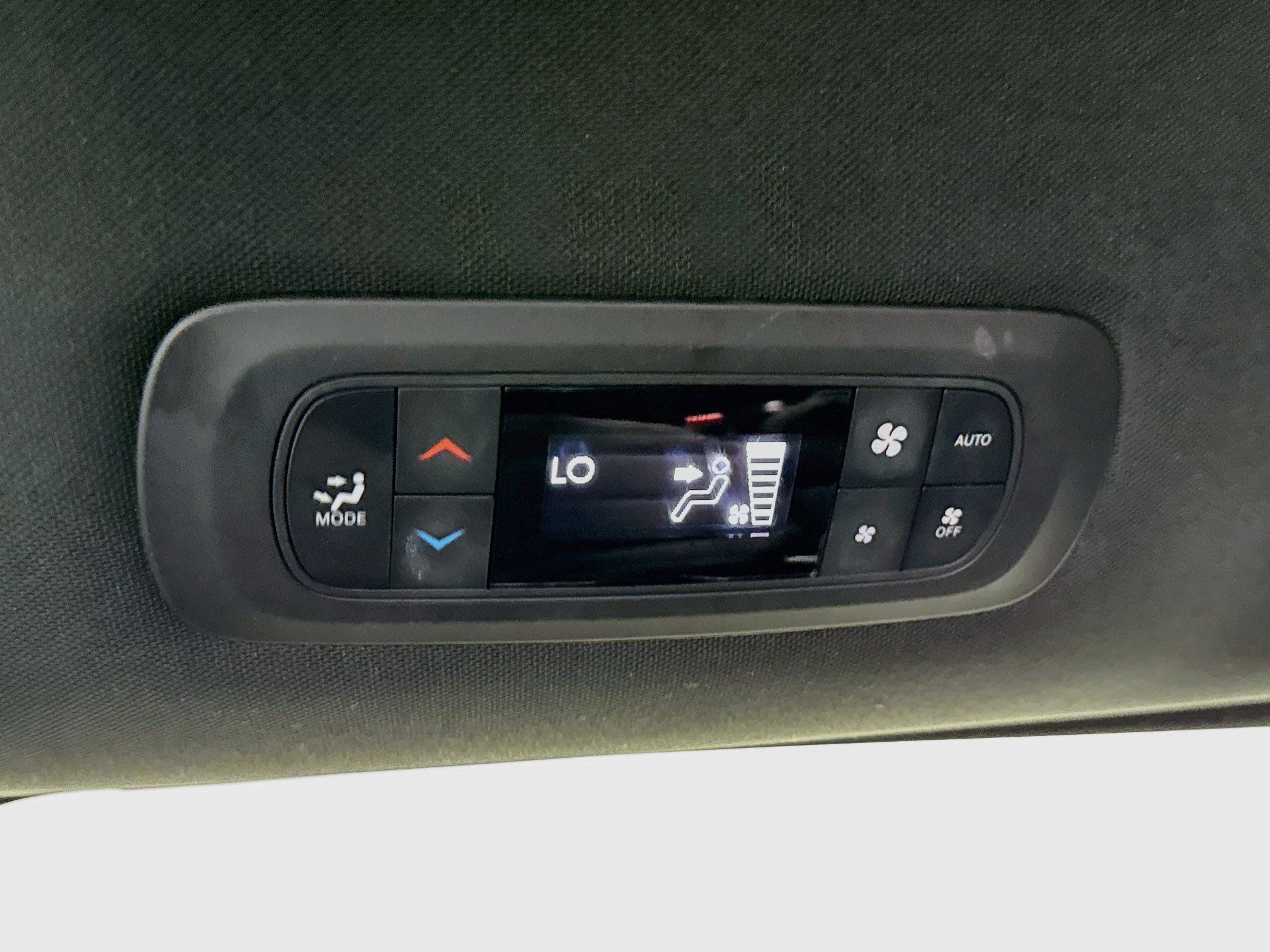 Used 2024 Chrysler Pacifica Touring FWD image 29