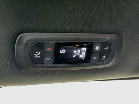 Used 2024 Chrysler Pacifica Touring FWD image 29