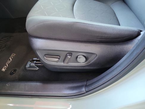 Used 2021 Toyota RAV4 XLE image 21