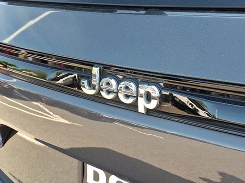 Certified 2023 Jeep Grand Cherokee Laredo w/ Luxury Tech Group I AWD/4WD image 16