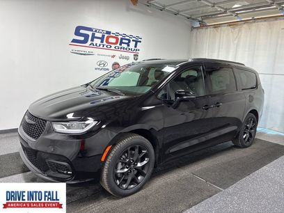New 2026 Chrysler Pacifica Select w/ S Appearance Package