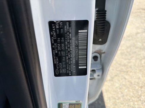 Used 2025 Hyundai Elantra Limited FWD image 37