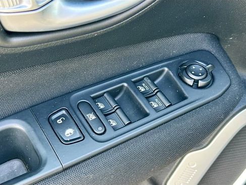 Used 2019 Jeep Renegade Latitude w/ Popular Equipment Group image 17