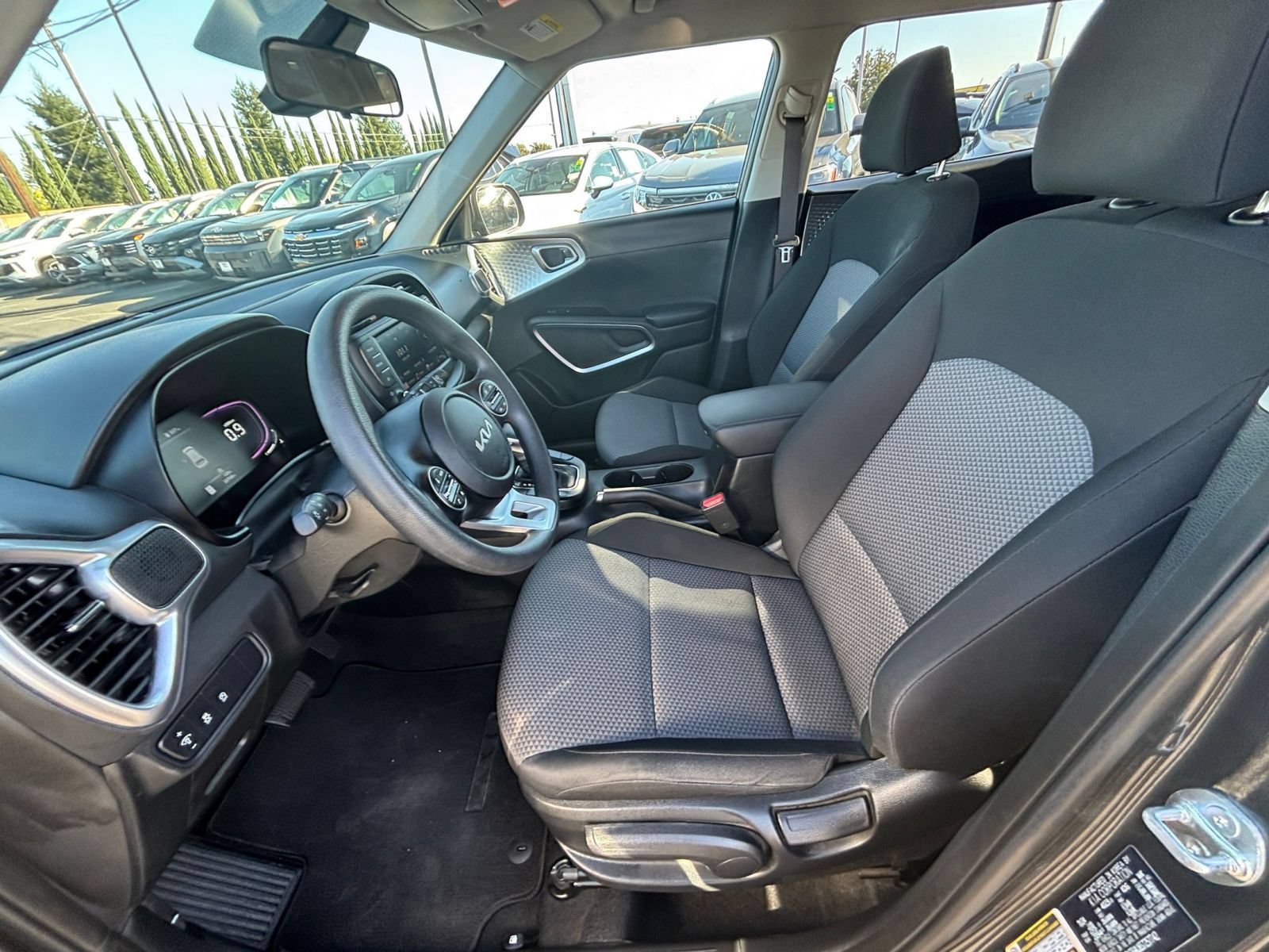 Used 2025 Kia Soul LX w/ LX Technology Package FWD image 24