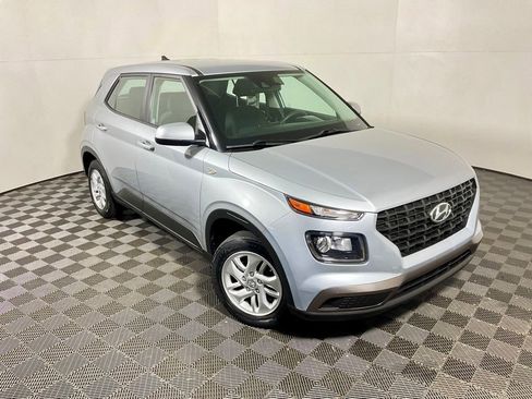 Used 2021 Hyundai Venue SE FWD image 4