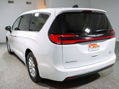 Used 2023 Chrysler Pacifica Touring-L FWD image 9