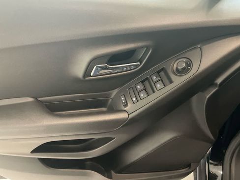 Used 2019 Chevrolet Trax LT w/ LT Convenience Package image 13