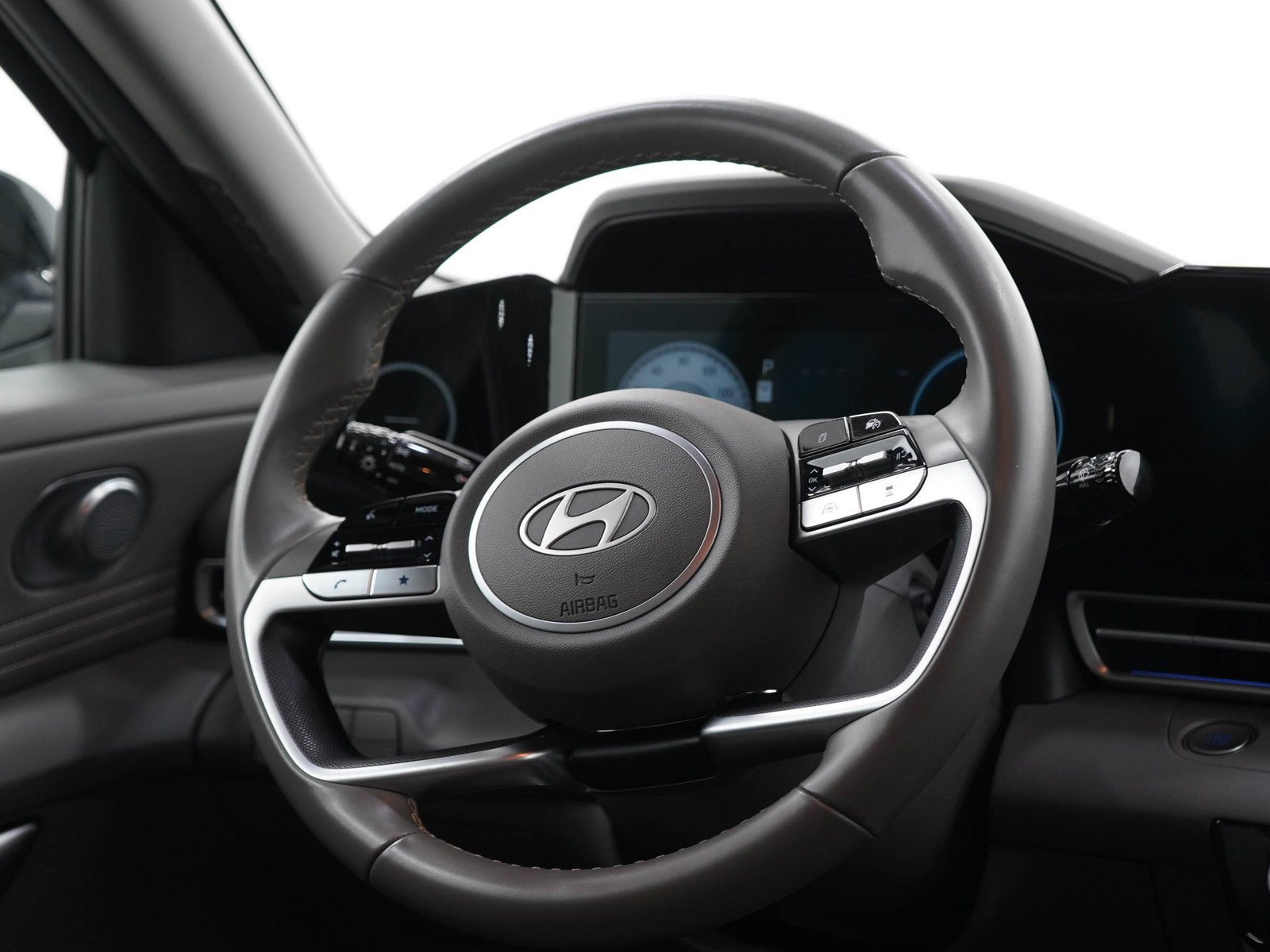 Used 2025 Hyundai Elantra SEL FWD image 14