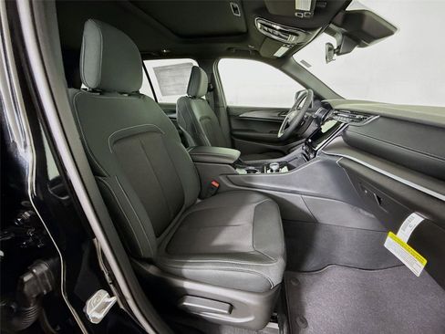 New 2025 Jeep Grand Cherokee Laredo X w/ Luxury Tech Group I image 30