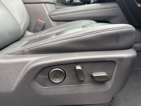 Used 2025 Chevrolet Suburban Z71 image 23