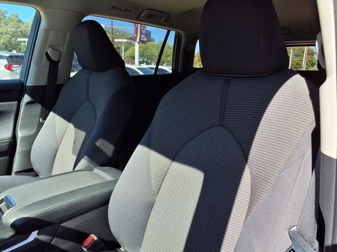 Used 2024 Toyota Highlander LE image 16