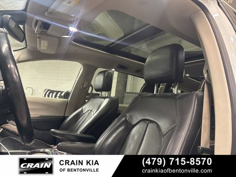 Used 2019 Chrysler Pacifica Limited image 3