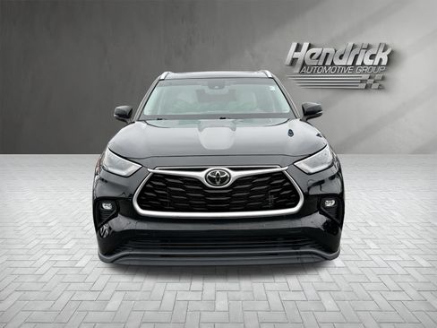 Used 2021 Toyota Highlander XLE FWD image 3