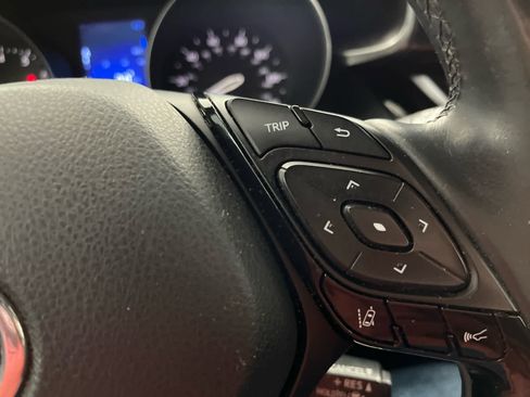 Used 2018 Toyota C-HR XLE image 19