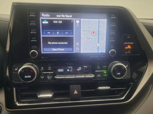 Used 2020 Toyota Highlander XLE AWD/4WD image 25