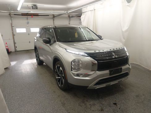 Used 2022 Mitsubishi Outlander SEL Black Edition image 2