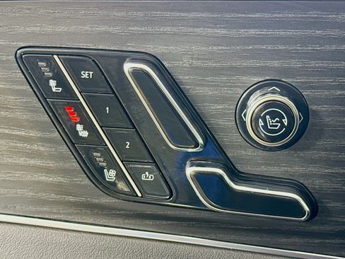Used 2023 Cadillac Lyriq 2WD image 21