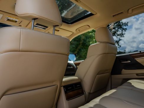 Used 2020 Lexus LX 570 4WD w/ Luxury Package image 30