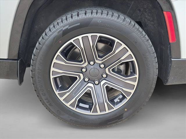 Used 2024 Jeep Wagoneer L Series II w/ Flexible Seating Group AWD/4WD image 25
