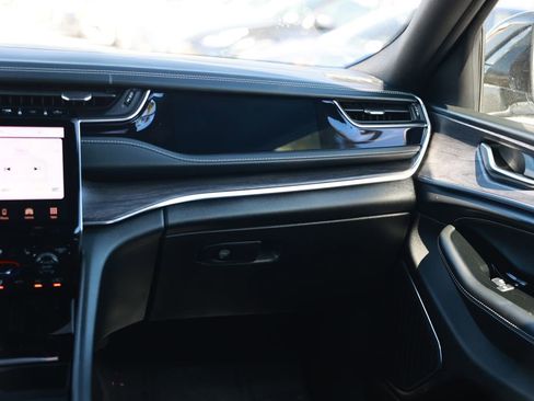 Used 2023 Jeep Grand Cherokee Overland RWD image 28