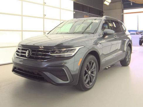 Used 2023 Volkswagen Tiguan SE image 1
