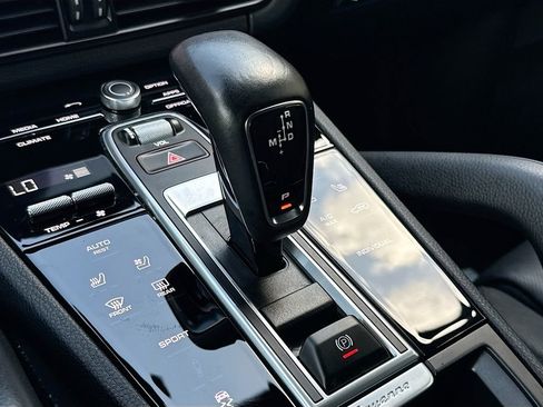 Used 2023 Porsche Cayenne Platinum Edition image 18