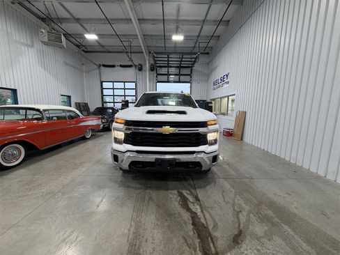 Used 2024 Chevrolet Silverado 2500 LT image 3