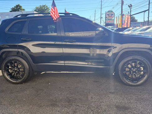 Used 2023 Jeep Cherokee Altitude Lux AWD/4WD image 11