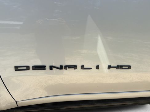 Used 2024 GMC Sierra 2500 Denali Ultimate AWD/4WD image 18
