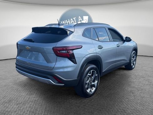 Certified 2025 Chevrolet Trax LT w/ Driver Confidence Package FWD image 3