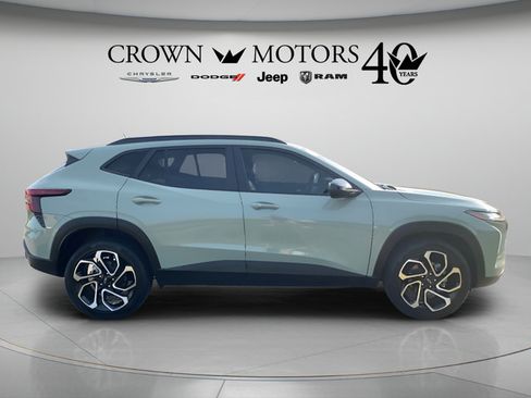 Used 2024 Chevrolet Trax RS w/ Sunroof Package FWD image 4