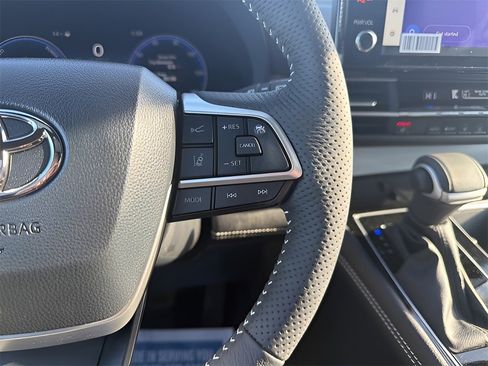 Used 2025 Toyota Sienna LE image 40