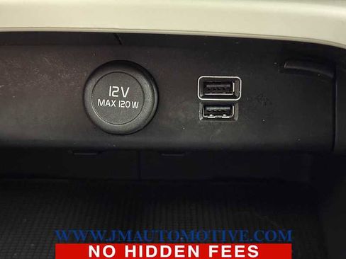 Used 2022 Volvo XC40 T5 Momentum w/ Climate Package image 37