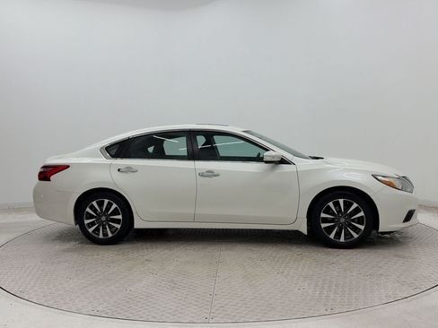 Used 2017 Nissan Altima 2.5 SV w/ Convenience Package FWD image 8
