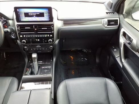 Used 2023 Lexus GX 460 Luxury w/ Sport Design Package AWD/4WD image 21