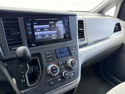 Used 2015 Toyota Sienna LE image 17