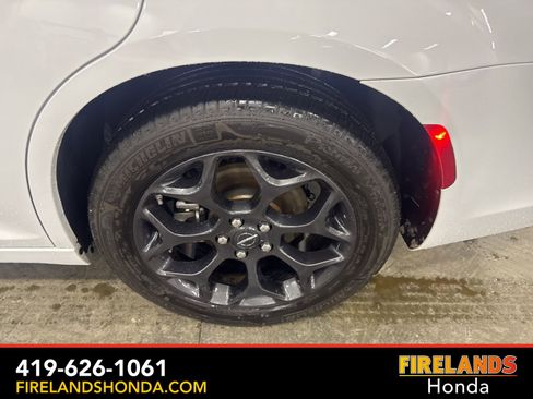 Used 2022 Chrysler 300 Touring w/ Sport Appearance Package image 11