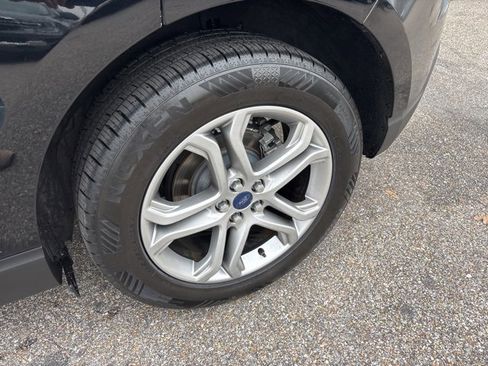 Used 2017 Ford Edge Titanium image 3