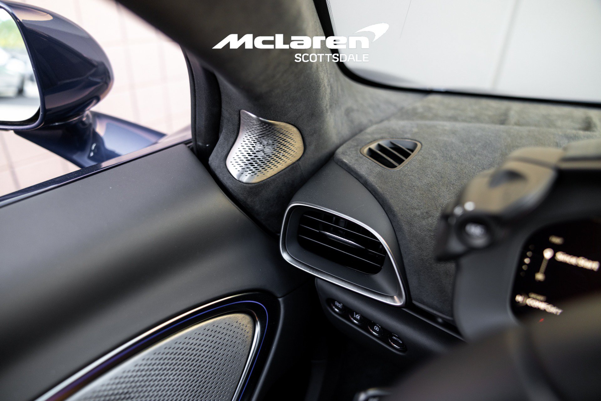 Used 2025 McLaren Artura Spider RWD image 30