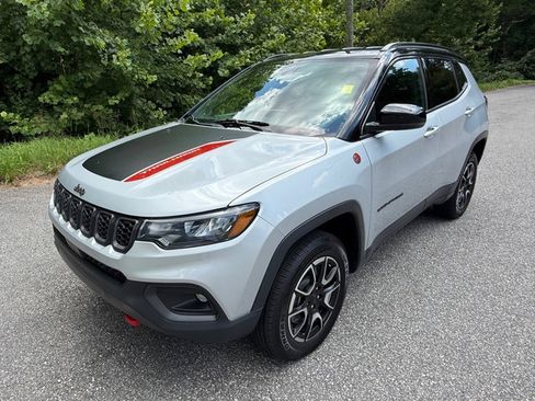 Used 2024 Jeep Compass Trailhawk AWD/4WD image 2