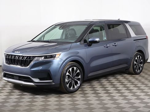 Used 2024 Kia Carnival EX image 9