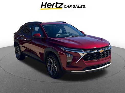 Used 2025 Chevrolet Trax LT image 1