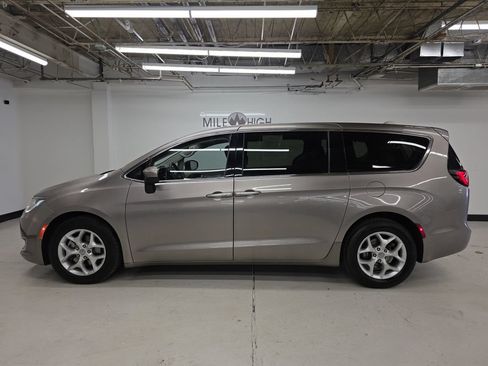 Used 2017 Chrysler Pacifica Touring Plus w/ Tire & Wheel Group FWD image 13