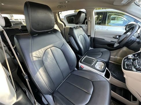 Used 2024 Chrysler Pacifica Touring-L image 28
